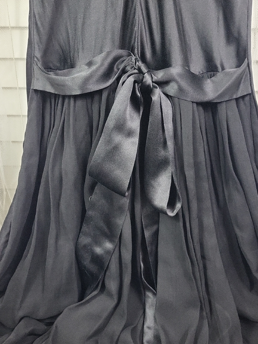 Outstanding Elegant Floor-Length Silk Evening Gown in Charcoal. Size 2 - Picture 9 of 13